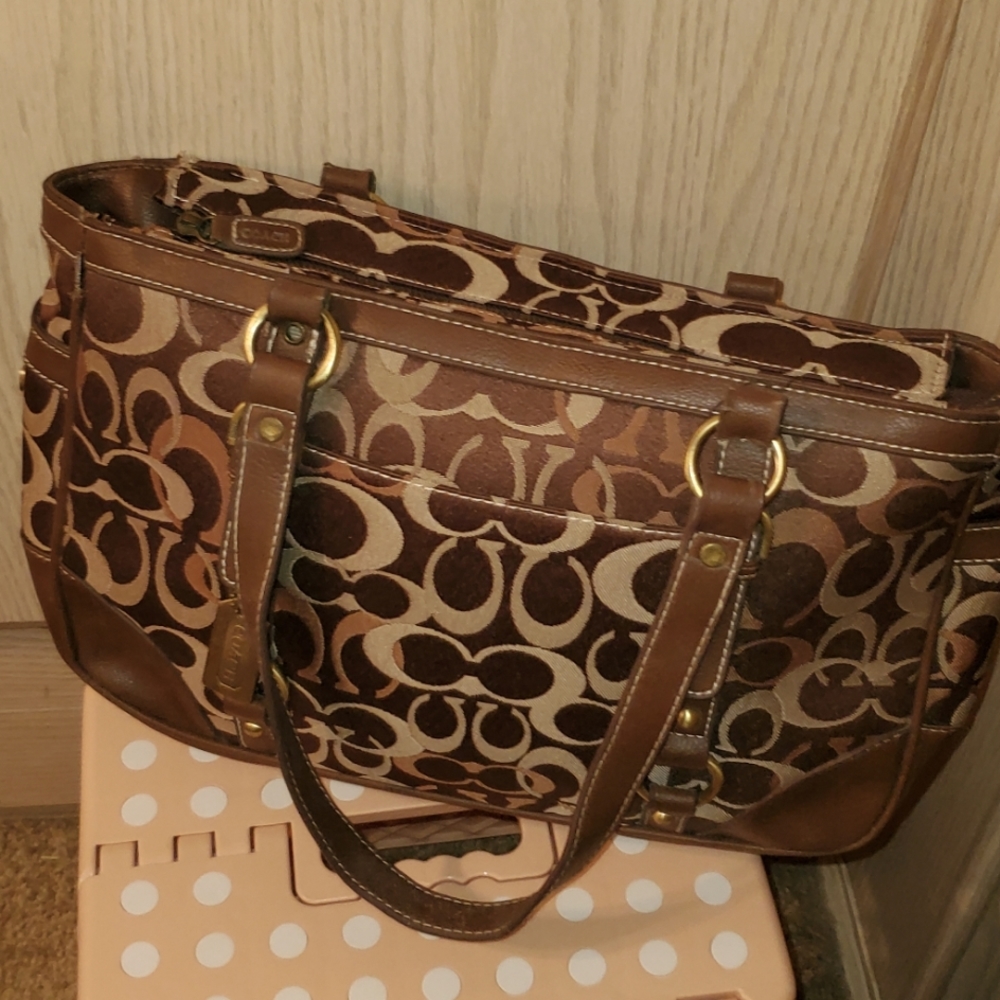 👜Coach Signature Handbag 👜 🔴SOLD🔴